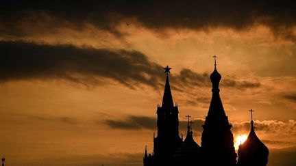 La tour Spasskaya du Kremlin et la cathédrale Saint-Basile, dans le centre de Moscou, le 19 août 2021.&nbsp; (KIRILL KUDRYAVTSEV / AFP)