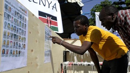 Un K&eacute;nyan consulte une liste de victimes de l'attaque du Westgate, le 30 septembre 2013 &agrave; Nairobi (Kenya). (SIMON MAINA / AFP)