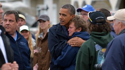 Une habitante de Brigantine (New Jersey), victime de l'ouragan Sandy, trouve du r&eacute;confort dans les bras de Barack Obama, le 31 octobre 2012. (JEWEL SAMAD / AFP)