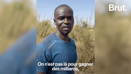 À M’bour, il a désormais son champ, et bientôt son élevage. L’ancien footballeur sénégalais Ferdinand Coly est désormais agriculteur. Pour Brut, il montre sa nouvelle vie. (BRUT / FRANCEINFO)