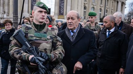 &nbsp; (Jean-Yves Le Drian lors des inspections de sécurité à Paris © MaxPPP)