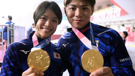 Uta Abe, (à gauche) médaillée d'or du concours de judo femmes -52kg et Hifumi Abe, (à droite) médaillé d'or du concours de judo hommes -66kg aux Jeux Olympiques de Tokyo 2020, le 26 juillet 2021. (FRANCK FIFE / AFP)