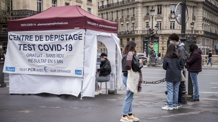 Une tente installée à Paris pour effectuer des tests de dépistage du Covid-19, le 10 avril 2021. (MAGALI COHEN / HANS LUCAS / AFP)
