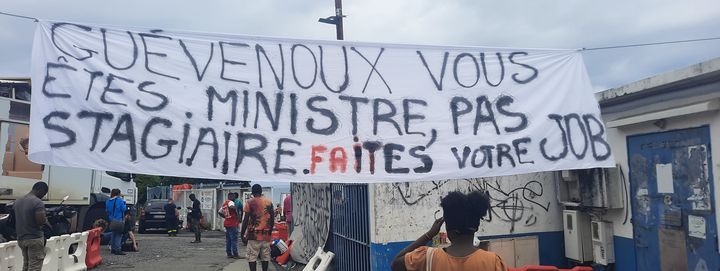 Une banderole interpelle la ministre déléguée aux Outre-mer, Marie Guévenoux, à Mayotte. (GAËLE JOLY / RADIO FRANCE)