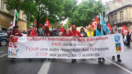 &nbsp; (La manifestation du 1er mai à Bordeaux a débuté ce matin. Un défilé de parapluies et de banderolles CGT-FSU-UNSA et Solidaires © France Bleu Gironde / Stéphanie Brossard)