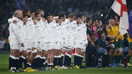 Le XV de la Rose chante "God Save the Queen", le 3 octobre 2015 à Twickenham, avant la rencontre Angleterre-Australie. (REUTERS)