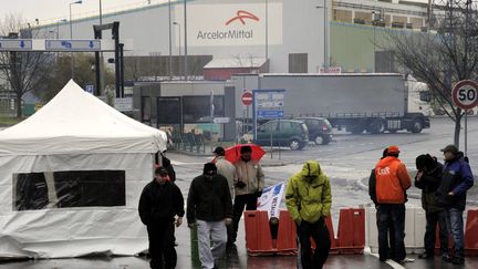 Piquet de gr&egrave;ve devant le site ArcelorMittal de Florange&nbsp;le 7 d&eacute;cembre 2011. (ALEXANDRE MARCHI /&nbsp;L'EST REPUBLICAIN / MAXPPP)