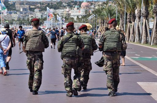 Militaires sur la promenade des Anglais à Nice le 7 août 2016, quielques semaines après l'attentat du 14 juillet (84 morts) (AFP - CITIZENSIDE - ERICK GARIN)