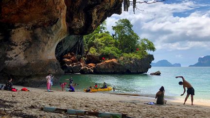 Des touristes sur la plage de&nbsp;Phra Nang, à Krabi (Thaïlande), le 30 octobre 2021. (MLADEN ANTONOV / AFP)