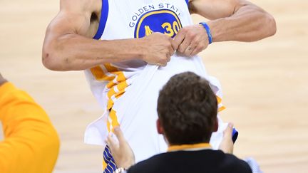 Stephen Curry laisse exploser sa joie (THEARON W. HENDERSON / GETTY IMAGES NORTH AMERICA)