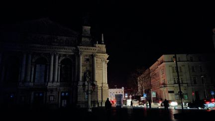 Des rues de Lviv (Ukraine) plongées dans le noir après une frappe russe dirigée sur le réseau électrique ukrainien, le 15 novembre 2022. (OLENA ZNAK / ANADOLU AGENCY / AFP)