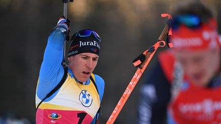 Quentin Fillon Maillet,&nbsp;leader de la Coupe du monde de biathlon, lors de la poursuite de Ruhpolding (Allemagne), le 16 janvier 2022. (CHRISTOF STACHE / AFP)