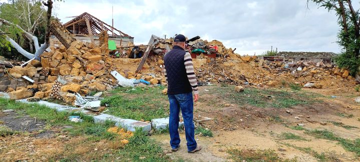 A house and a shop destroyed by a bombardment on the M14, 40 km from Mykolaiv.  (BENJAMIN ILLY / RADIO FRANCE)