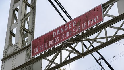 Un panneau "Danger : un seul poids lourd sur le pont"&nbsp;sur le pont de Mirepoix-sur-Tarn (Haute-Garonne), qui s'est effondré le 18 novembre 2019, faisant deux morts.&nbsp; (ADRIEN NOWAK / HANS LUCAS / AFP)