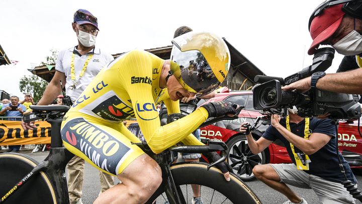 Le maillot jaune Jonas Vingegaard (Jumbo-Visma) à l'arrivée de la 16e étape du Tour de France, le contre-la-montre entre Passy et Combloux, le 18 juillet 2023. (AFP)