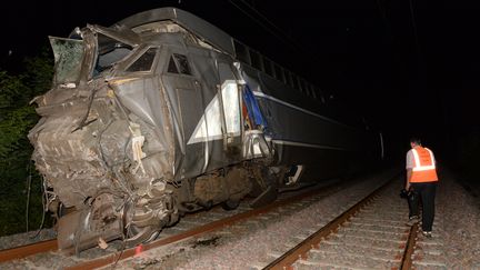 L'arri&egrave;re du TGV qui est entr&eacute; en collision avec un TER, le 17 juillet 2014 &agrave; Denguin (Pyr&eacute;n&eacute;es-Atlantiques). (MEHDI FEDOUACH / AFP)