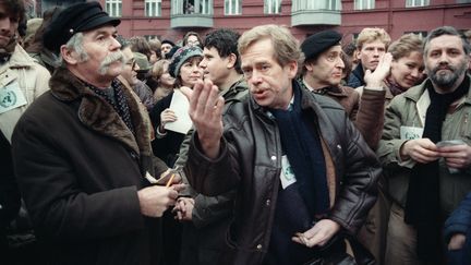 Le dramaturge Vaclav Havel c&eacute;l&egrave;bre le 40e anniversaire de la D&eacute;claration universelle des droits de l'Homme, le 10 d&eacute;cembre 1988 &agrave; Prague. (JOEL ROBINE /&nbsp;AFP PHOTO)