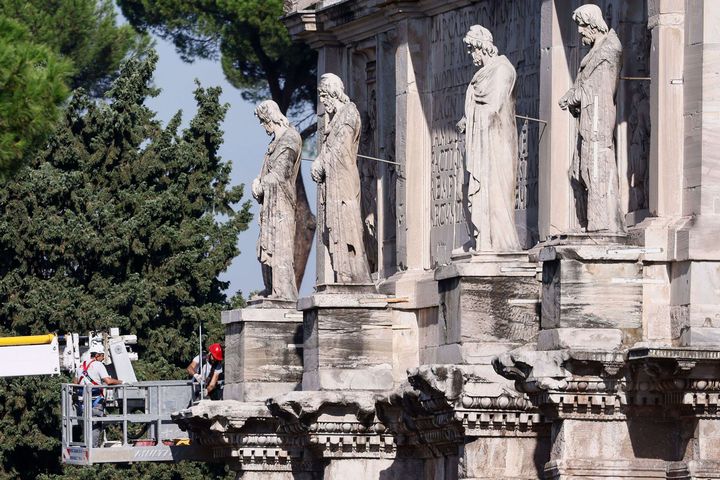 Des professionnels analysent l'Arc de Constantin le 4 septembre 2024 à Rome, au lendemain de la violente tempête qui a frappé le monument. (CECILIA FABIANO / LAPRESSE / SHUTTER / SIPA)