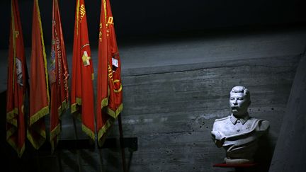 Le buste du dictateur soviétique Joseph Staline dans le musée commémoratif de la ville de Volgograd, dans le sud de la Russie, photographié en février 2013. (ALEXANDER ZEMLIANICHENKO / AP / SIPA)