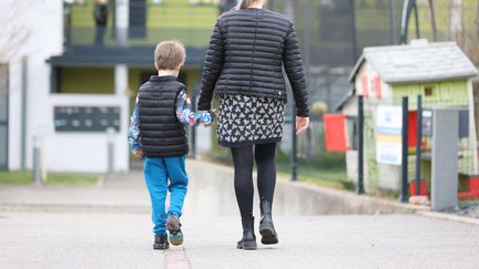 Une mère et son fils, en Alsace, le 20 mars 2023. (Photo d'illustration) (VANESSA MEYER/L'ALSACE/MAXPPP)