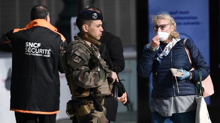 Les usagers sont contrôlés à l'entrée de la Gare du Nord, à Paris, en pleine épidémie de Covid-19, le 1er avril 2020. (FRANCK FIFE / AFP)