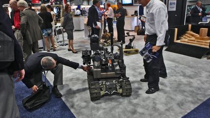 Un robot armé américain MAARS lors d'une conférence de l'Association internationale pour les systèmes de véhicules sans pilote,&nbsp;à Washington, en 2011. (DENNIS BRACK / MAXPPP)