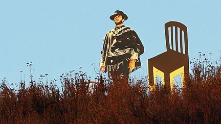 Une silhouette en carton grandeur nature de Clint Eastwood et d'une chaise est install&eacute;e sur le bord de l'autoroute pr&egrave;s de Glendale (Californie), le 4 septembre 2012. (REED SAXON / AP / SIPA)