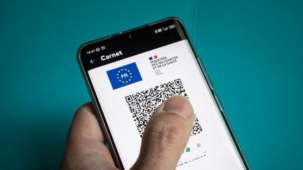 Une personne montre son pass sanitaire sur un smartphone, le 11 octobre 2021. (RICCARDO MILANI / HANS LUCAS / AFP)