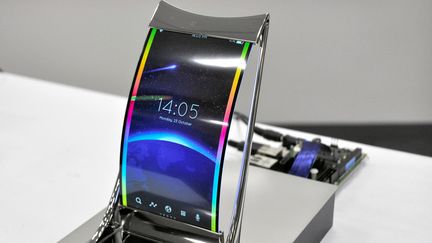 Un prototype de smartphone souple présenté à Tokyo (Japon) par Japan Display Inc, le 25 janvier 2017. (THE ASAHI SHIMBUN / THE ASAHI SHIMBUN/Gettyimages)