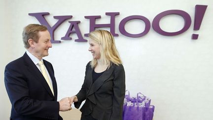 Marissa Mayer, la PDG de Yahoo!, lors de la visite du Premier ministre irlandais,&nbsp;Enda Kenny, au si&egrave;ge de l'entreprise &agrave; Sunnyvale (Californie),&nbsp;le 21 mars 2013. (TONY AVELAR / AP / SIPA)