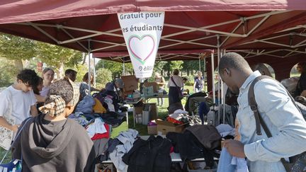 Des étudiants choisissent des vêtements lors d'une brocante solidaire à Strasbourg, le 6 septembre 2023. (JEAN-MARC LOOS / MAXPPP)