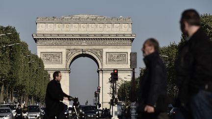 Une vue des Champs-Elysées, à Paris, le 21 avril 2017, au lendemain de l'attaque terroriste qui a coûté la vie à un policier.&nbsp; (PHILIPPE LOPEZ / AFP)