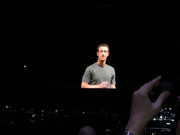 &nbsp; (Marck Zuckerberg a fait une apparition surprise à la conférence Samsung © JC)