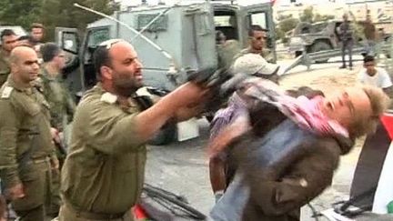 Capture d'&eacute;cran de la vid&eacute;o montrant le lieutenant-colonel isra&eacute;lien, Shalom Eisner, frapper un militant danois pro-palestinien, en Cisjordanie, le 14 avril 2012.&nbsp; (NABLUS TV / AFP)