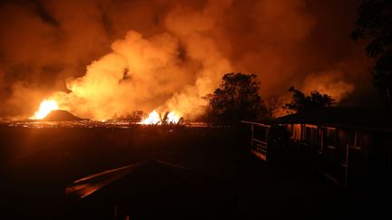 De la lave jaillit du volcan Kilauea, à Hawaï, le 23 mai 2018. (MARIO TAMA / GETTY IMAGES NORTH AMERICA / AFP)