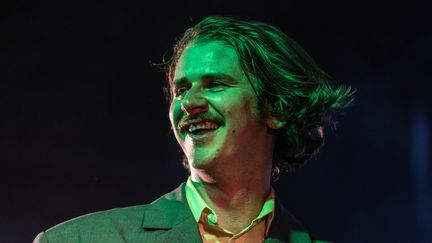 Le chanteur Voyou sur scène aux Francofolies de La Rochelle, le 12 juillet 2023 (XAVIER LEOTY / MAXPPP)