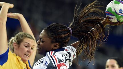 Grace Zaadi (France) tente de marquer face à la défense suèdoise (ANDREJ ISAKOVIC / AFP)