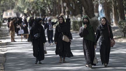 Des étudiantes afghanes à l'université de Kaboul (Afghanistan), le 13 octobre 2022.&nbsp; (WAKIL KOHSAR / AFP)