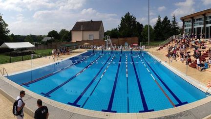 Des dizaines de jeunes se sont introduits dans la piscine de Beaugency&nbsp;(Loiret),&nbsp;pour profiter du bassin, le 2 juillet 2015. (PISCINE DE BEAUGENCY)