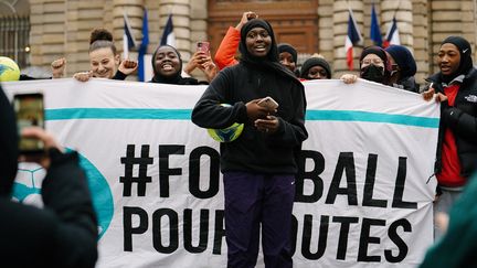 Les Hijabeuses avaient déjà manifesté devant le Sénat, le 26 janvier. (SARAH WITT / HANS LUCAS)