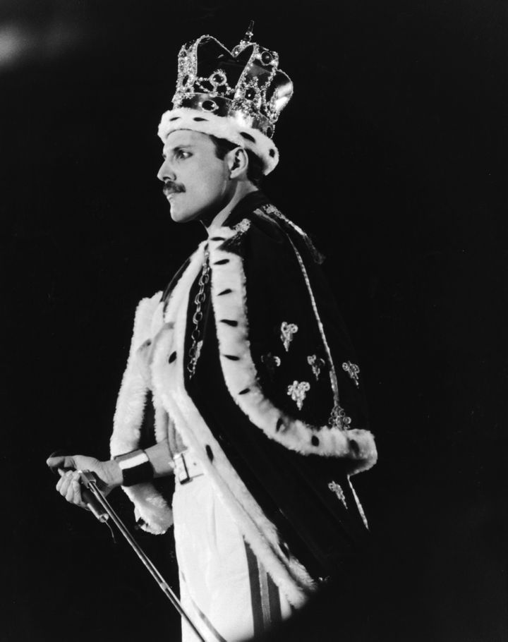 Freddie Mercury à la fin du concert de Queen à Wembley le 12 juillet 1986 à Londres. (DAVE HOGAN / HULTON ARCHIVE)