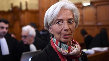 Christine Lagarde patiente dans une salle du tribunal de Paris avant le début de son procès devant la Cour de justice de la République, le 12 décembre 2016.&nbsp; (MARTIN BUREAU / AFP)