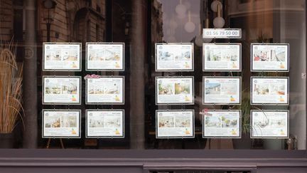 La vitrine d'une agence immobilière parisienne, en décembre 2022. (ALEXIS SCIARD / MAXPPP)