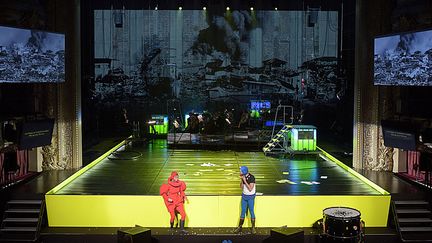 "Kein Licht" à l'Opéra Comique. Scène de la conversation entre Hans et Grete.
 (Vincent Pontet)