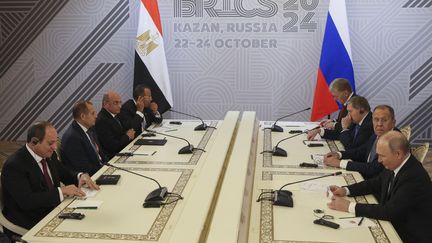 Les dirigeants des Brics sont réunis autour de Vladimir Poutine, le 22 octobre 2024 à Kazan (Russie). (MAXIM SHIPENKOV / POOL)