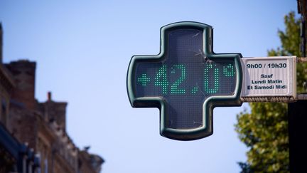 Un thermomètre de pharmacie à Toulouse. Illustration. (ALAIN PITTON / NURPHOTO / NURPHOTO VIA AFP)