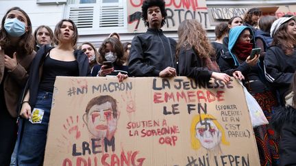 Des&nbsp;élèves du lycée Lamartine à Paris&nbsp;&nbsp;très remontés pendant l'entre-deux-tours, le 19 avril 2022. (THOMAS COEX / AFP)