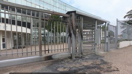 Un lycée de Vénissieux (Rhône) a été visé par des mortiers d'artifice jeudi 3 octobre. Dans la banlieue de Lyon, deux personnes ont été interpellées et un complice est actuellement recherché. Le président de la région Auvergne-Rhône-Alpes a annoncé son intention de supprimer les aides sociales de la région.