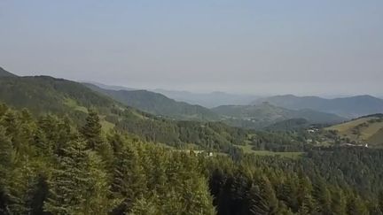 Pendant les vacances, certains optent pour des voyages sportifs. Le trail attire de nombreux adeptes, qui courent sur de longues distances et font parfois du tourisme. (FRANCE 2)