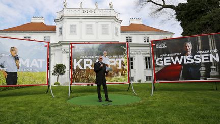 Alexander Van der Bellen en campagne à Vienne, en avril 2016. (LEONHARD FOEGER / REUTERS)